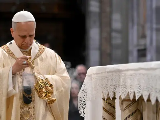 Papież w złotej szacie okadza ołtarz. Warto było przyjechać do Paryża, by zobaczyć tę uroczystość.