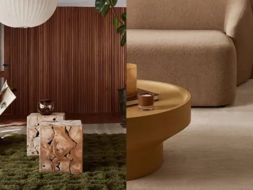 Man läser i en mysig lounge med en styla brun soffa, trädetaljer och gröna växter.