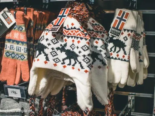 Czapka i rękawiczki z motywem renifera i norweską flagą – idealne pamiątki, by poczuć klimat Skandynawii. Co przywieźć z Norwegii? Taki zestaw!