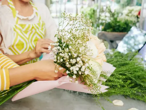 Bukiet róż i gipsówki. Czy na komunię daje się kwiaty? Tak, to piękny gest.