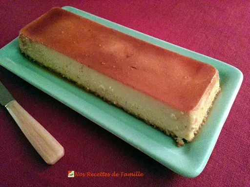 Un délicieux flan antillais, doré et onctueux, prêt à être dégusté sur une assiette verte.