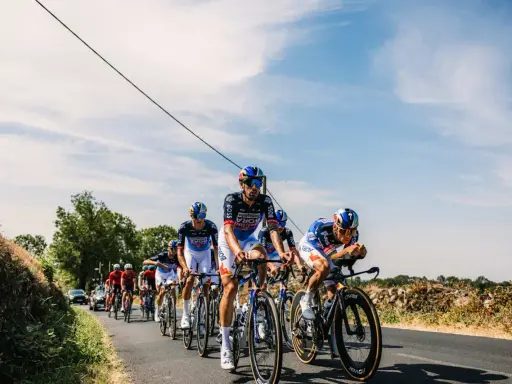 Radfahrer des Bora-hansgrohe Teams auf der Straße, bereit für den nächsten Renntag nach dem Tour de France Ruhetag.