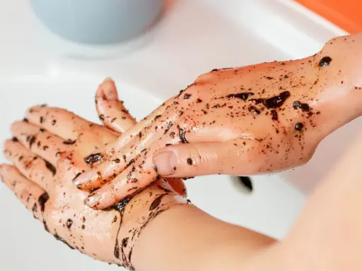 Peeling z kawy: Zrób to sama! Sekret gładkiej i jędrnej skóry