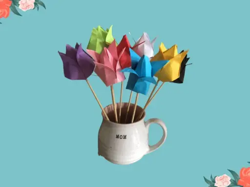 Bunter Strauß Origami-Tulpen in einer Tasse mit der Aufschrift "MOM". Perfekt als Geschenk zum Muttertag.