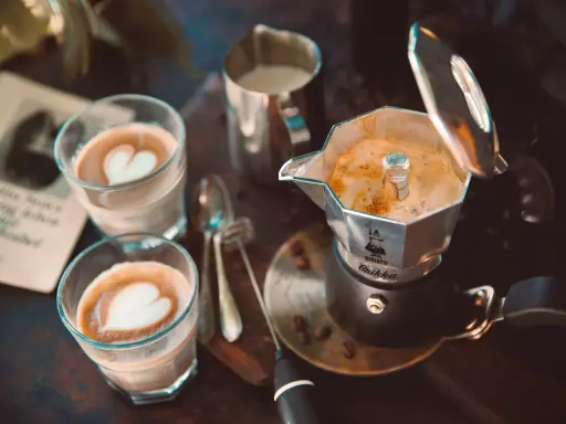 Frisch gebrühter Kaffee aus der Bialetti Brikka, bereit für die Zubereitung von Latte Art.