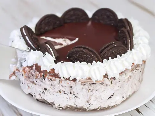 Delicioso pastel de oreo cubierto de chocolate y crema batida, decorado con galletas enteras.