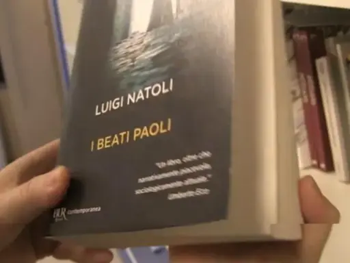 Mani che sfogliano "I Beati Paoli" di Luigi Natoli, un libro che promette narrazione avvincente e analisi sociologica.