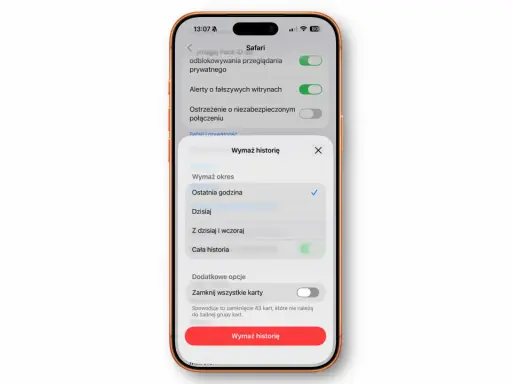 Na ekranie iPhone'a w Safari widać opcję "Wymaż historię", gdzie można wybrać okres do usunięcia danych. To szybki sposób na wyczyszczenie pamięci podręcznej iPhone'a.