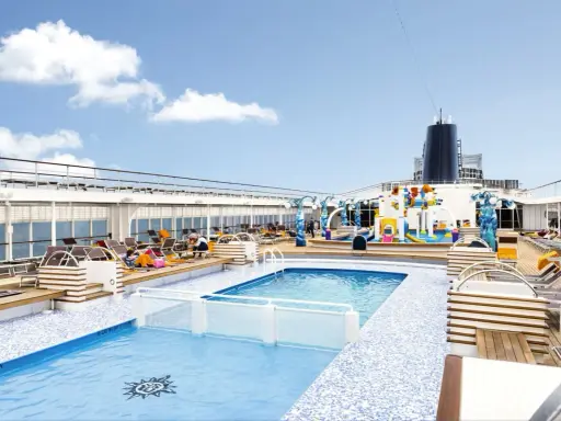 Ponte 8 cabine MSC Armonia: piscina e area giochi acquatica sul ponte superiore, con lettini e persone che si rilassano.