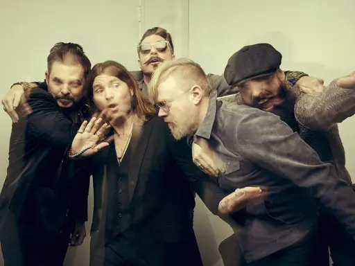 Rival Sons Sverige: bandmedlemmar i en intensiv, suddig pose.