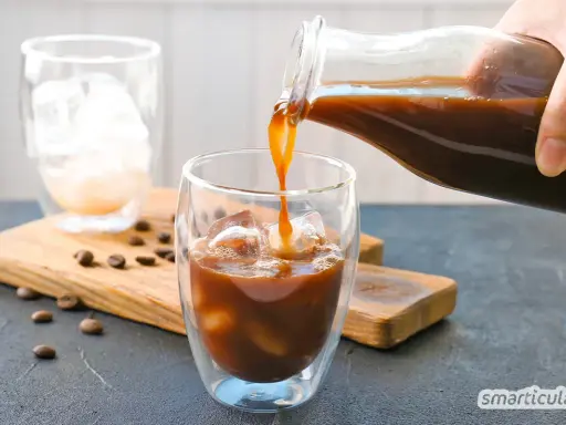 Kalter Kaffee wird in ein Glas mit Eis gegossen. Welcher Kaffee eignet sich am besten für Cold Brew?