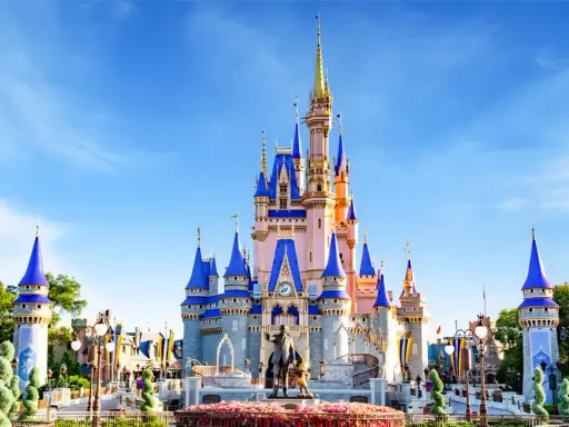 Il Castello di Cenerentola, icona dei parchi Disney, sembra pronto ad accogliere gli ospiti delle cabine crociera Disney.