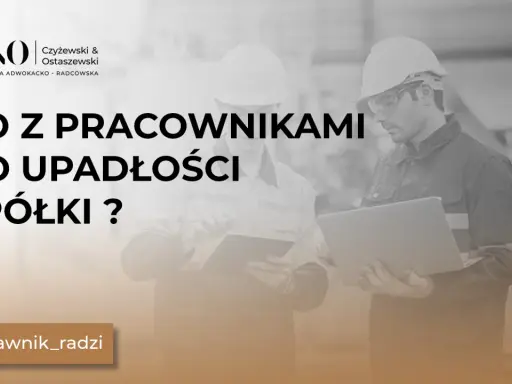 Dwóch pracowników w kaskach dyskutuje nad laptopem. Tekst: "Co z pracownikami po upadłości spółki?". #prawnik_radzi.