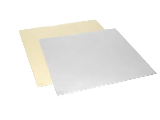 Zwei rechteckige, glänzende Platten liegen übereinander. Eine ist goldfarben, die andere silbern. Sie sind keine transparenten Kunststoffplatten, sondern Metall.