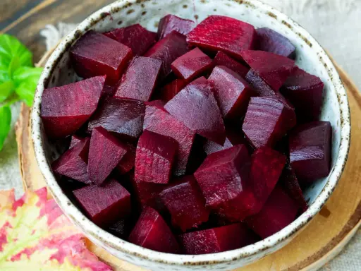 Schüssel mit gewürfelten, gekochten Rote Bete. Die tiefroten Stücke sind bereit für einen herzhaften Salat oder als Beilage.
