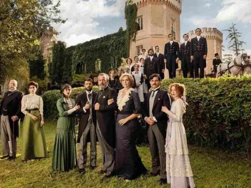 Un gruppo di persone in abiti d'epoca posa davanti a un castello. Un riassunto de "La Promessa" con i suoi personaggi principali.