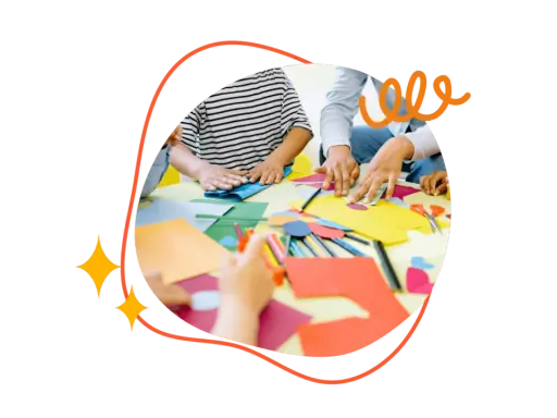 Kreative Hände falten Papier und malen bunte Kreise. Kinder und Erwachsene basteln gemeinsam.