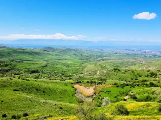 Zielone wzgórza Armenii, z widokiem na Ararat i miasto. Idealne miejsce, by zobaczyć piękno kraju.