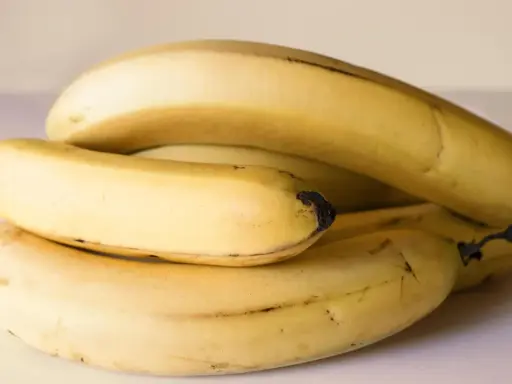 Ein Haufen reifer Bananen. Sie fragen sich, wie viel Kalium hat eine Banane? Diese gelben Früchte sind eine gute Quelle dafür.