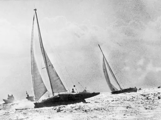 Course de voiliers en pleine mer, avec Michel Malinovsky à la barre d'un des bateaux.