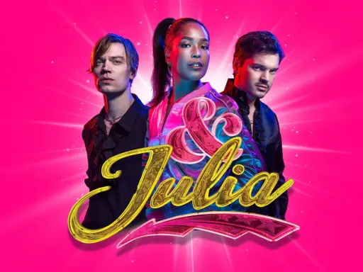 Tre artister poserar framför en rosa bakgrund med texten "& Julia". En del av en svensk musikal.