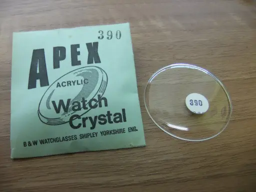 Un vetro esalite Apex, modello 390, pronto per sostituire il cristallo di un orologio.