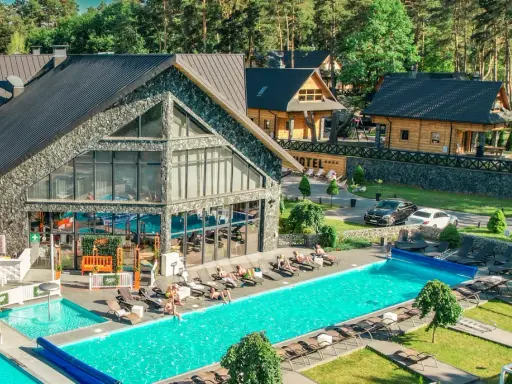 Nowoczesne bacówki nad jeziorem Goszcza z basenami i strefą relaksu.