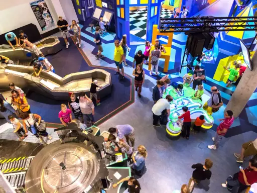 Un día divertido en Ámsterdam con niños, explorando exhibiciones interactivas y aprendiendo sobre el agua.