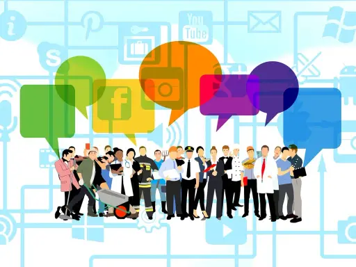 Gruppo di professionisti sotto nuvole di dialogo colorate, con icone social. Attenzione alla recensione diffamatoria online.