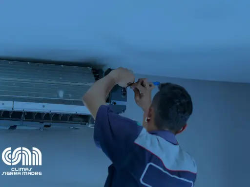 Técnico revisa unidad de aire acondicionado para evitar que se congele el aire acondicionado.