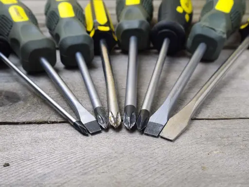 Ensemble de tournevis, incluant différents types de tournevis, prêts pour tout projet de bricolage.