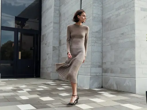 Mujer con vestido de punto elegante, ideal para aprender como hacer un vestido de punto para mujer.