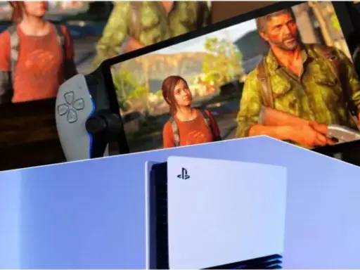 La consola play 6 muestra a Joel y Ellie en una pantalla, listos para la aventura.