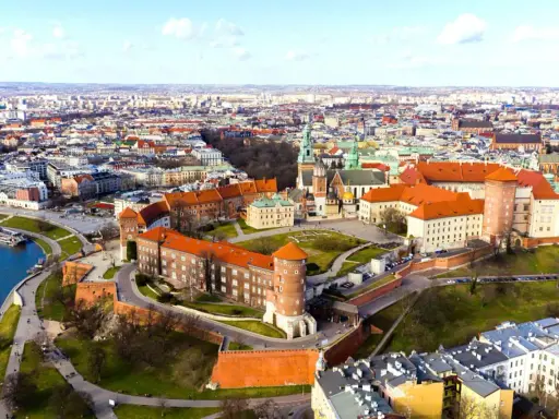 Wawel w Krakowie, idealne miejsce na romantyczny spacer. Widok na zamek i miasto.