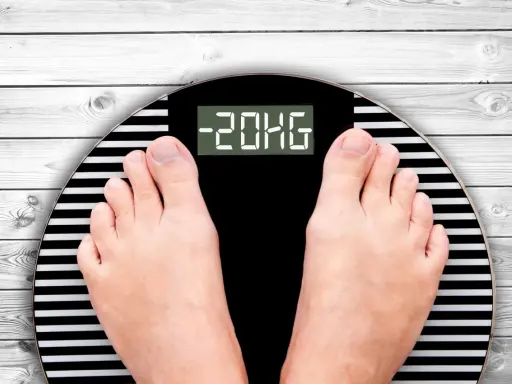 Pieds sur une balance affichant -20kg. Un résultat impressionnant obtenu en jeunant.