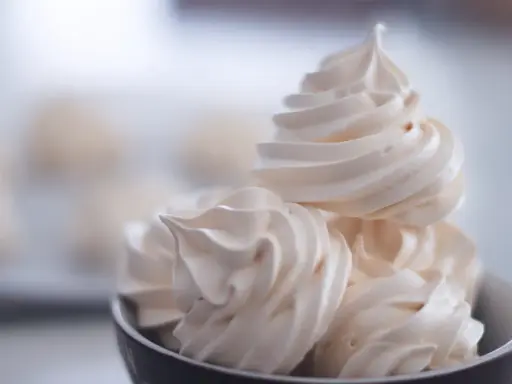 Délicieuses meringues françaises, parfaites pour une recette meringue française meilleur pâtissier. Légères et aériennes.