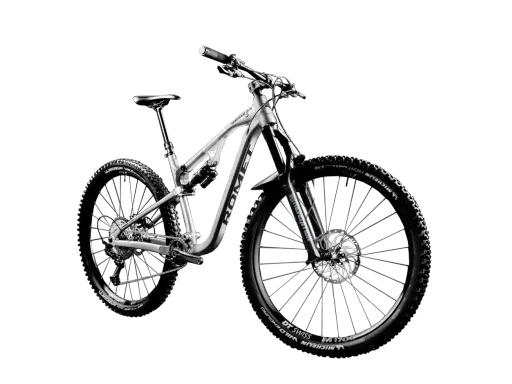 Srebrny rower górski z pełnym zawieszeniem, z oponami Michelin Wild Enduro i obręczami DT Swiss M1700. To przykład marki rowerowe premium.