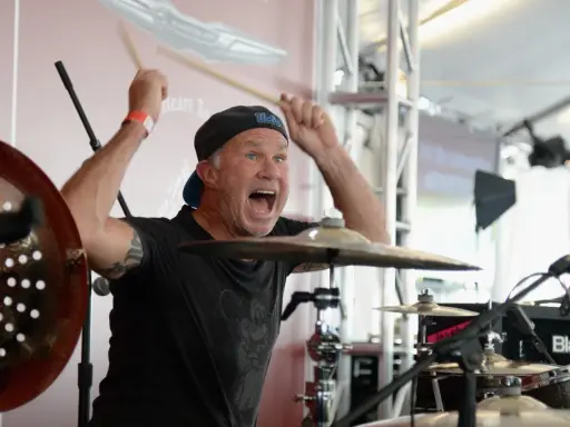 Chad Smith, trummis i Red Hot Chili Peppers, slår på trummorna med full energi och ett vrål.