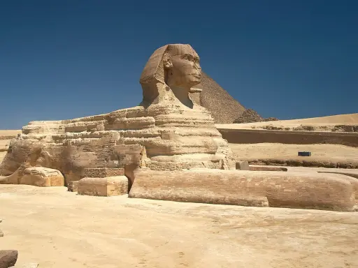 Die Große Sphinx von Gizeh, ein steinernes Rätsel. Warum hat die Sphinx keine Nase? Vielleicht hat sie sie im Sand verloren, als sie über Jahrtausende auf die Pyramiden blickte.