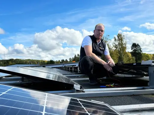 Man kontrollerar solceller på taket. Hoppas det inte är en solceller bluff och att installationen fungerar som den ska.