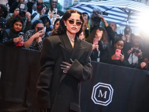 Jenna Ortega deslumbró en la Met Gala con un elegante abrigo negro y gafas de sol.