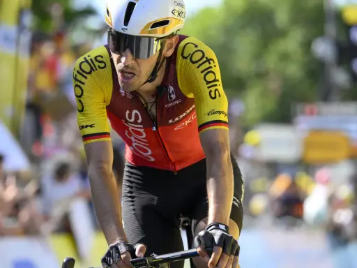 Radfahrer Emanuel Buchmann im Cofidis-Trikot, kämpft sich durch. Sein Gehalt ist ein Thema, das Fans interessiert.