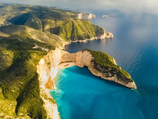 Scogliere bianche e mare turchese a Zacinto, un vero enjambement naturale che invita all'esplorazione.