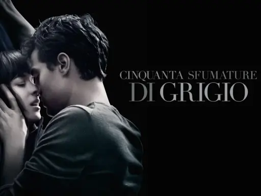 Christian e Anastasia si baciano appassionatamente. Il titolo del film "Cinquanta sfumature di grigio 3" è visibile.