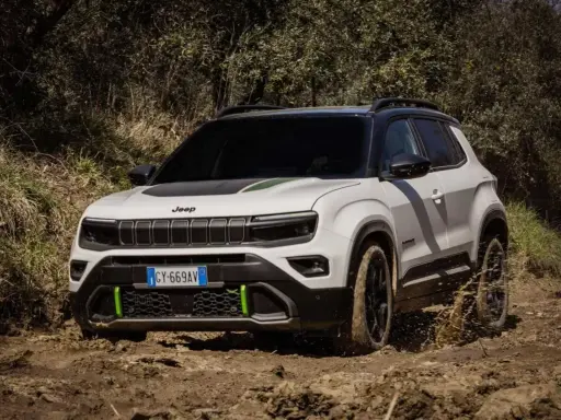 Un nuovo modello Jeep affronta un percorso fangoso, mostrando la sua tenacia.