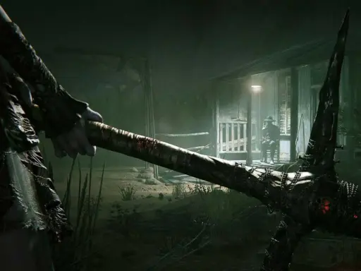Mroczna postać trzyma zakrwawiony topór. W tle siedzi mężczyzna w kapeluszu. Czy Twój sprzęt sprosta wymaganiom Outlast 2?