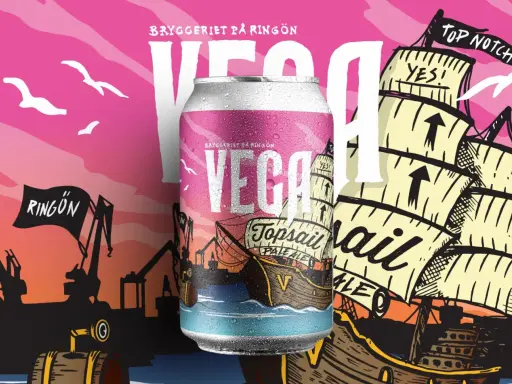 En burk från Vega Bryggeri med motiv av ett segelfartyg och hamninspirerad design.