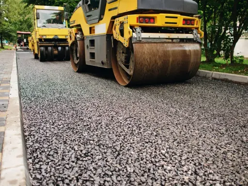 Walec drogowy ugniata świeży grys, przygotowując drogę do dalszych prac.