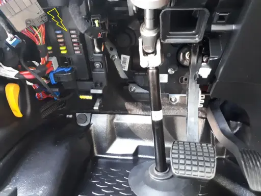 Panel bezpieczników Iveco Daily. Opis bezpieczników i ich lokalizacja pod deską rozdzielczą, obok kolumny kierownicy.