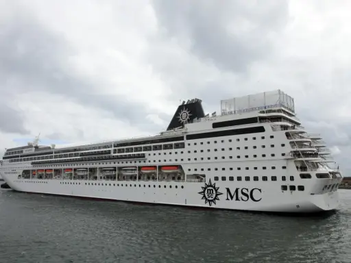 La MSC Sinfonia, con la sua impressionante lunghezza, solca le acque grigie sotto un cielo nuvoloso.
